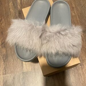 Ugg W Royale (slides) Women’s size 6